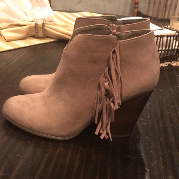 CARLOS SANTANA Tan Ankle Boots. Size 6 1/2. - Picture 3 of 6